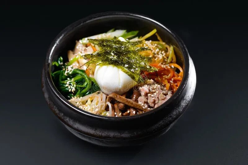 Суп из водорослей корейский. Корейский суп. Корейский суп с яйцом. Суп корейский с водорослями и говядиной. Корейский суп с водорослями.