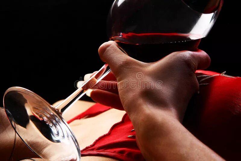Бокал вина в руке. Вино в руке. Вино в женской руке. Девушка держит бокал вина в руке. В ее руках вино