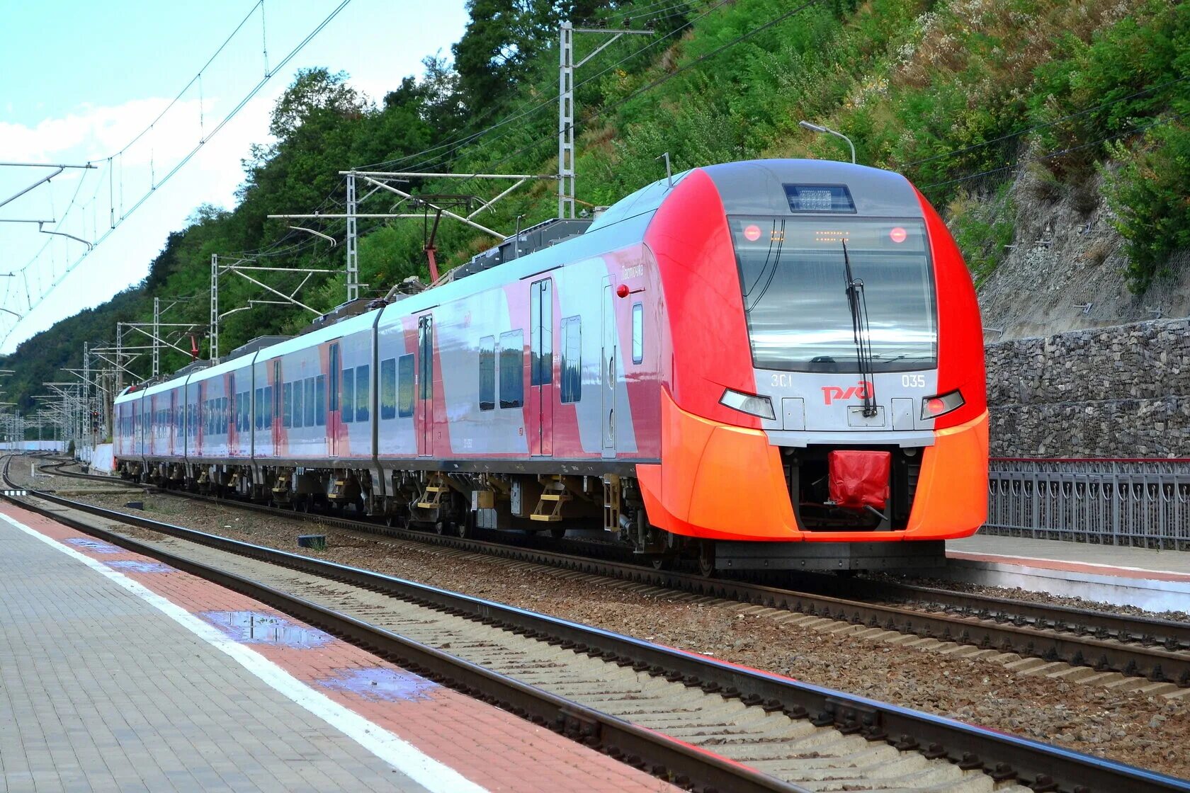 Вокзал краснодар 1 платформа. Анапа поезд ласточка. Электропоезд 2эс4к. Эд9м-0256. Железнодорожный транспорт краснодар.