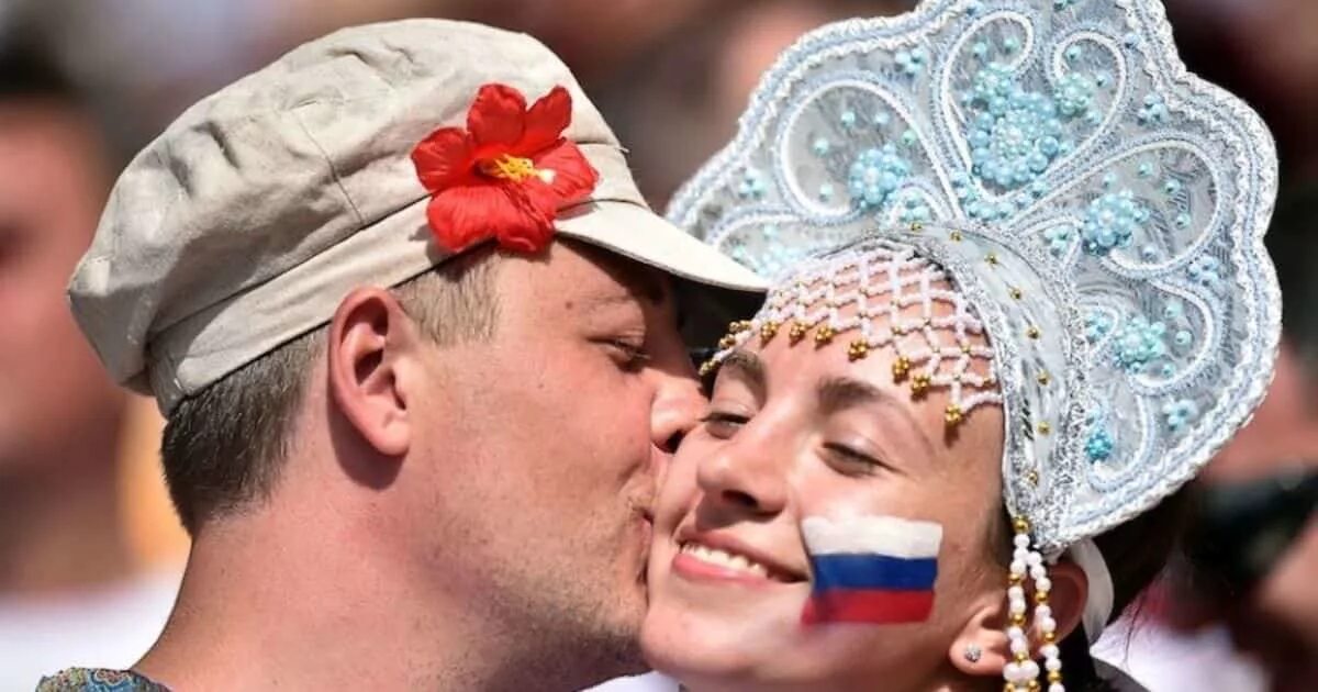 Современный наш народ. Флаг российский. Россияне в национальных костюмах. Россияне с флагами. Современный наш народ.