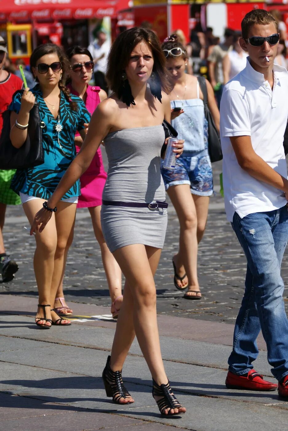 Candid streets. Tiny уличная девушка candid. Женщины street candid. Короткие шорты парк. Candid streets.