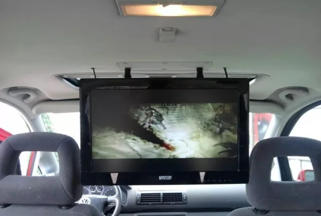 Включи телевизор машин. Телевизор автомобильный 12 вольт. Телевизор в машине. Что такое телевизор в автомобиле. Автомобильный потолочный телевизор.