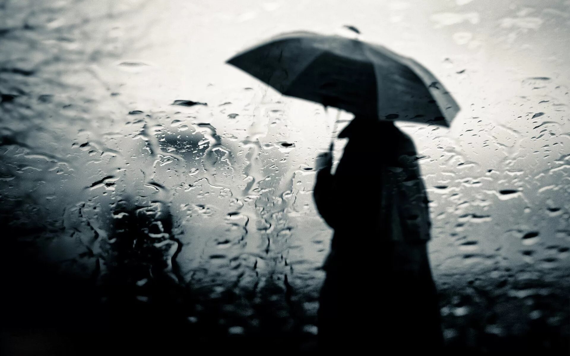 На пороге дождь. Человек под дождем. Человек под зонтом. Мужчина с зонтом под дождем. Дождь одиночество.