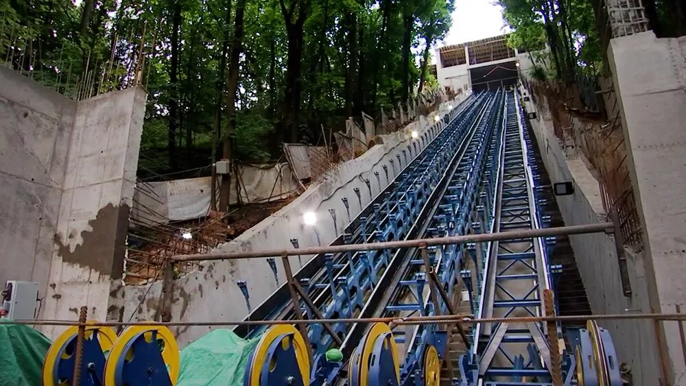 Воробьевы горы галерея эскалаторная фото Мэр Москвы открыл эскалаторную галерею на Воробьевых горах после 40-летнего пере