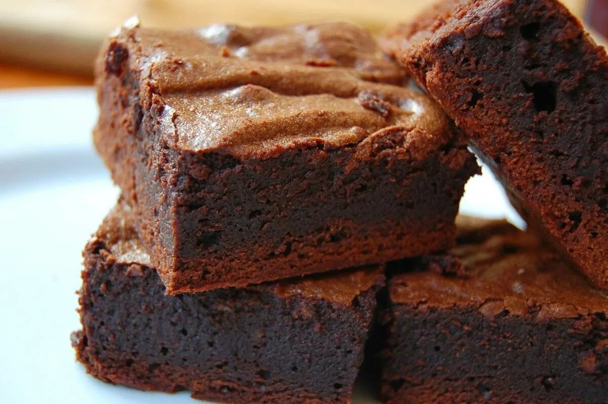 Просто брауни. Шоколадное пирожное Брауни. Шоколадный Брауни классический. Пирог Брауни шоколадный. Шоколадный Брауни манник.