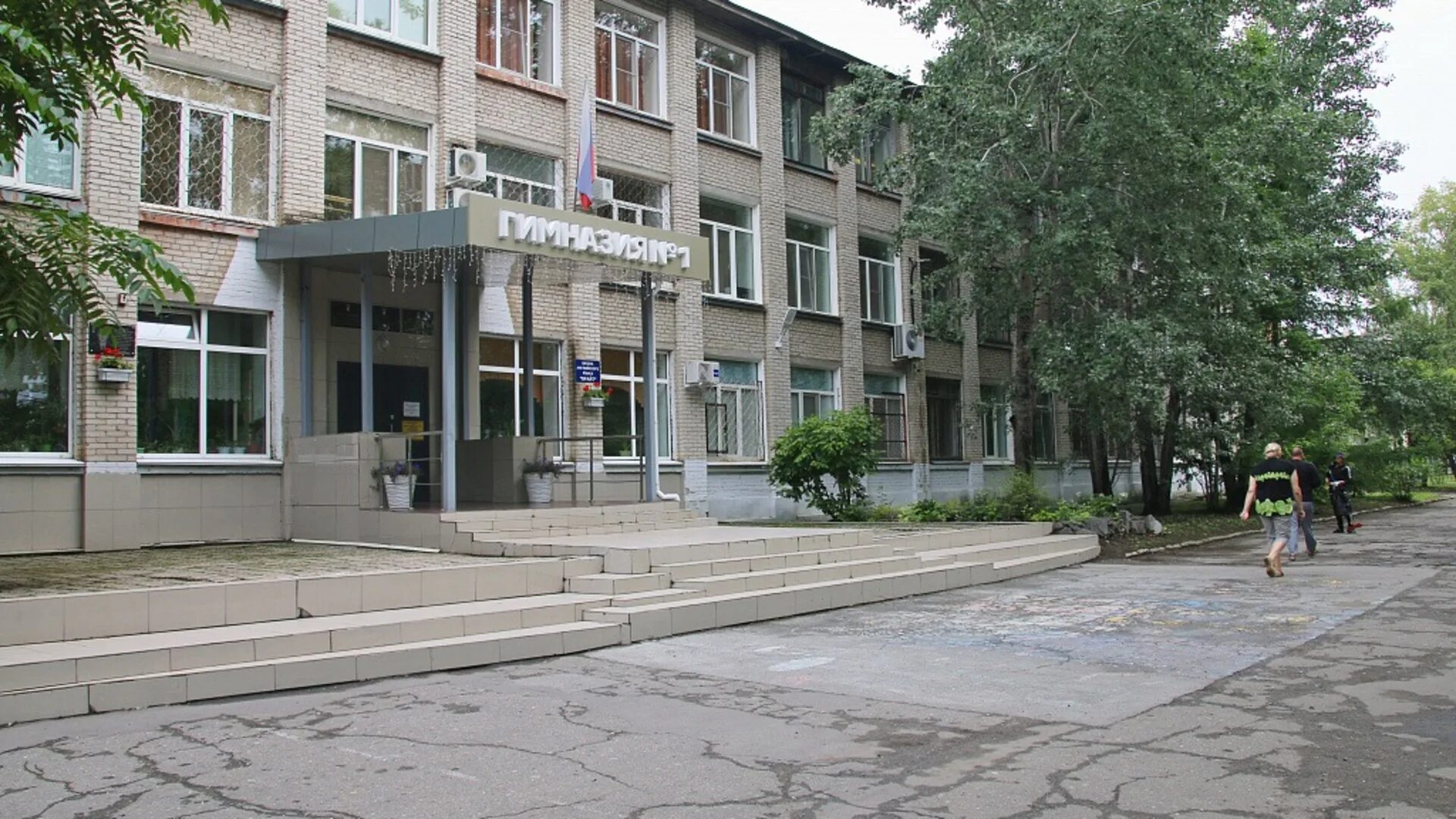 Первая гимназия хабаровск. Гимназия 1 хабаровск фото. Гимназия 6 хабаровск. Школа 27 хабаровск. Школа 1 хабаровск на чехова.