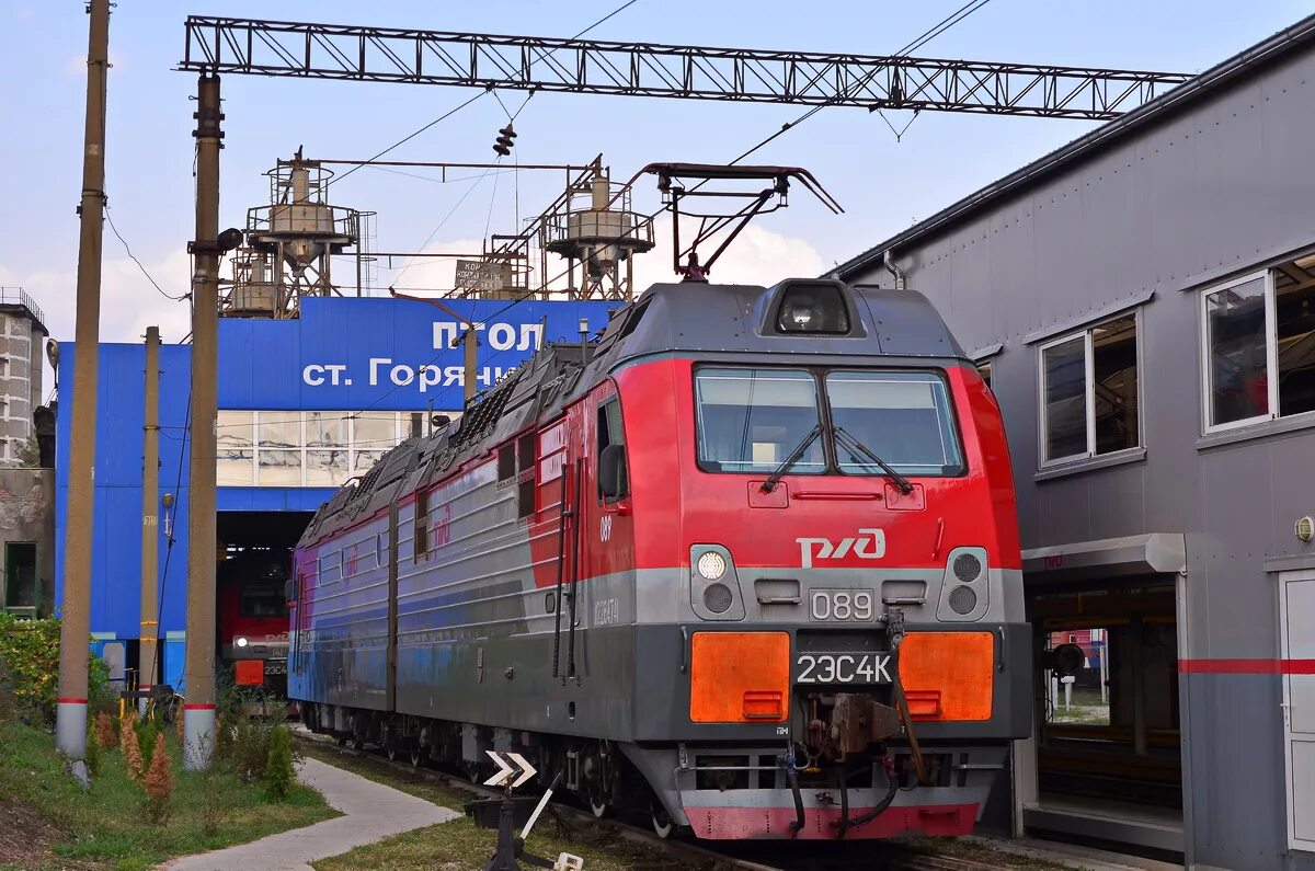 2эс4к в депо. Электровоз 2эс4к Дончак в депо. Депо горячий ключ. Локомотивное депо Адлер.