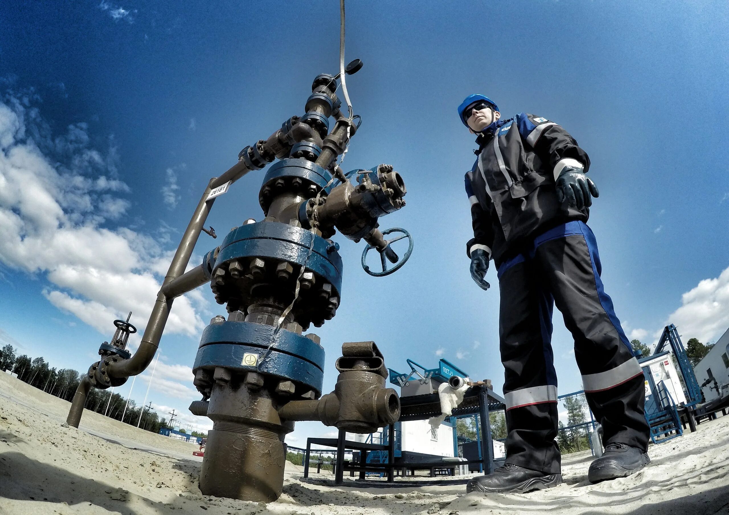 Скважина нефтяная эцн. Электроцентробежный насос уэцн. Уэцн скважина нефтяная скважина. Фонтанная арматура сургутнефтегаз. Добыча уэцн.