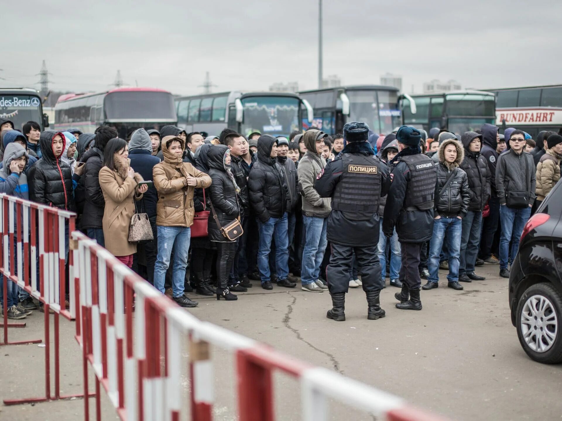 Таджики покидают россию после крокуса. Российские мигранты. Очередь из мигрантов. Мигранты в Москве. ФМС мигранты.