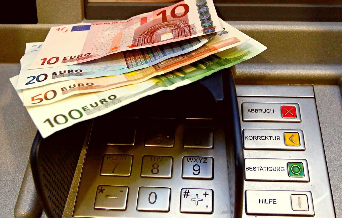 Можно ли в банкомате обменять евро. Евро из банкомата. банкомат. безналичные евро.