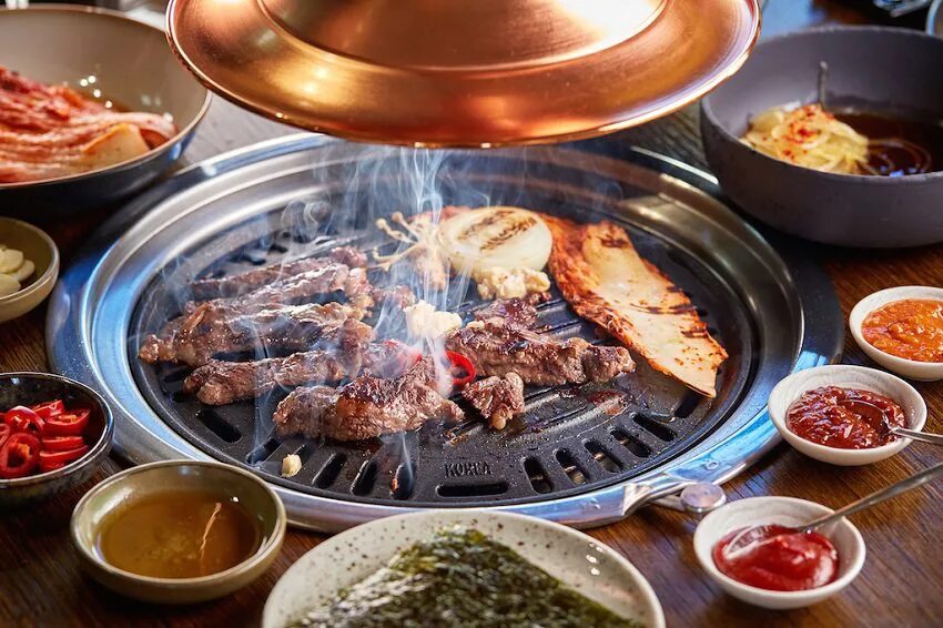 Где в москве можно жарить. Южная Корея самгепсаль. Корейская кухня гриль. Корейский гриль ресторан. Корейские столы с грилем.