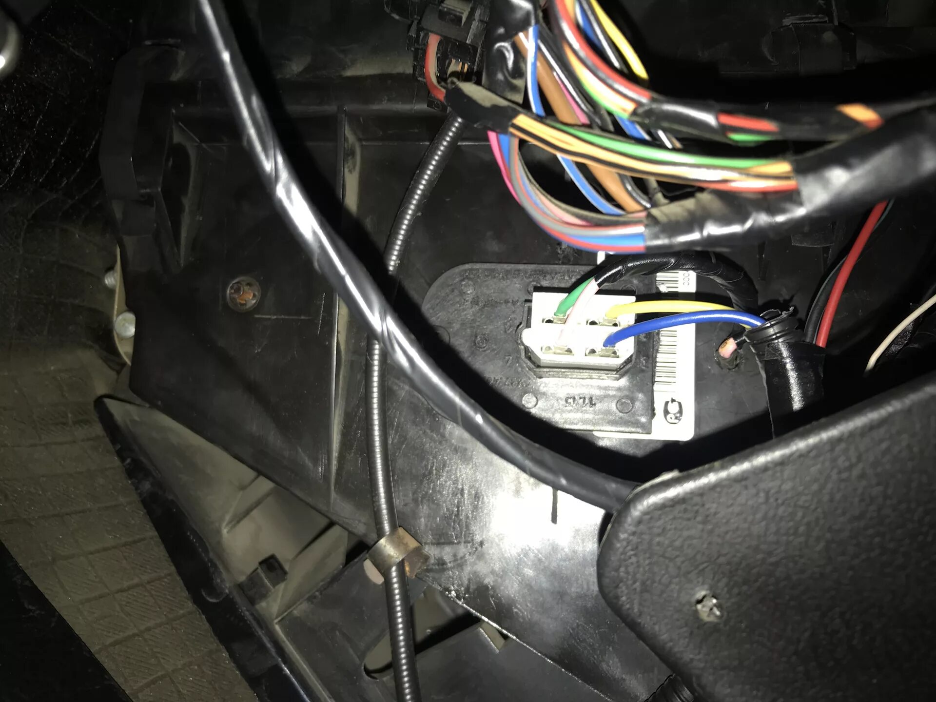 Реле отопителя уаз патриот 2013. Не работает печка 21214. Не работает печка 21214. Резистор печки нива 21214. Вентилятор печки нива 2121.