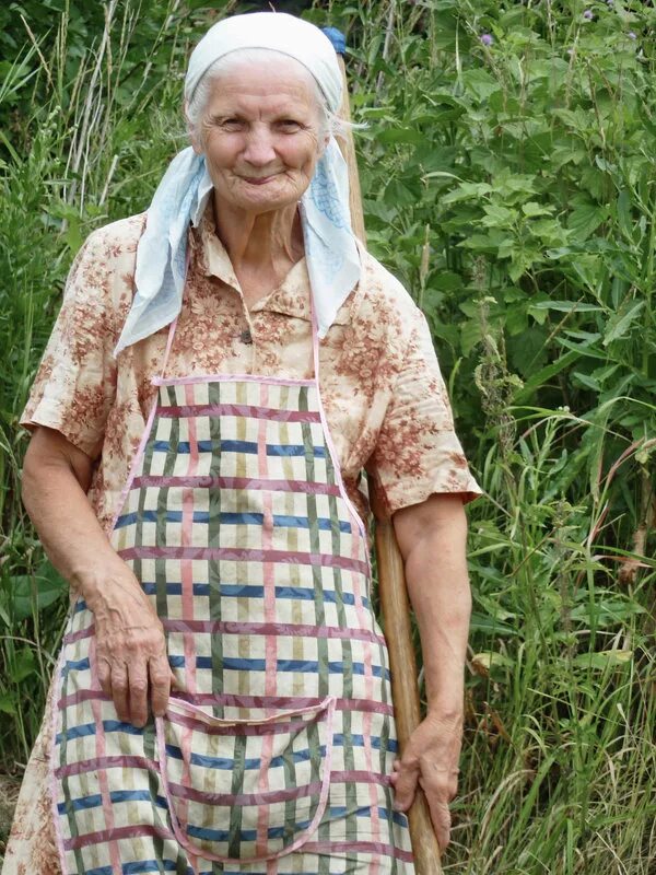бабушка в деревне. деревенская бабушка. пожилые деревенские женщины. женщина в деревенском доме. пожилые деревенские женщины.