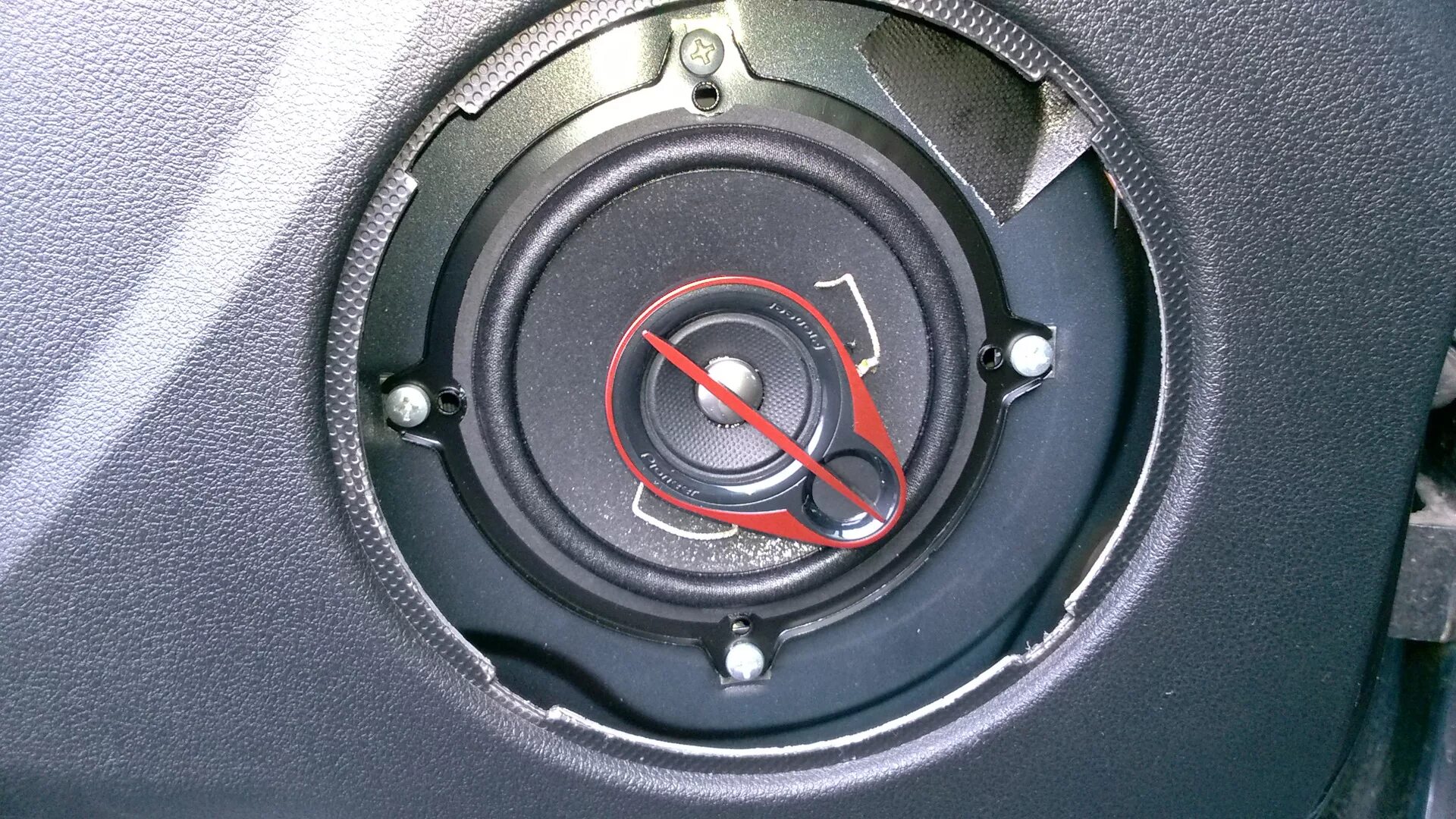 Динамики 13 см лачетти. Калина 1 динамики размер. Лада калина передние динамики. Почему не работают задние колонки. Динамики в заднюю полку в fiat linea.