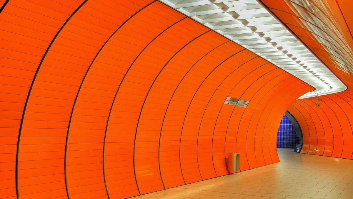 Включи оранжевую станцию. Мюнхен: станция Marienplatz. Оранжевая станция. Оранжевая станция метро. Туннель оранжевый.