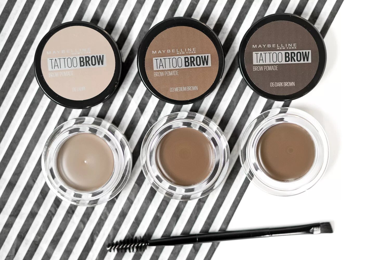 Maybelline для бровей brow. Maybelline New York помада для бровей. Помада для бровей Maybelline Tattoo Brow Pomade. Tattoo Brow Pomade, Maybelline New York. Maybelline Brow Pomade свотчи.