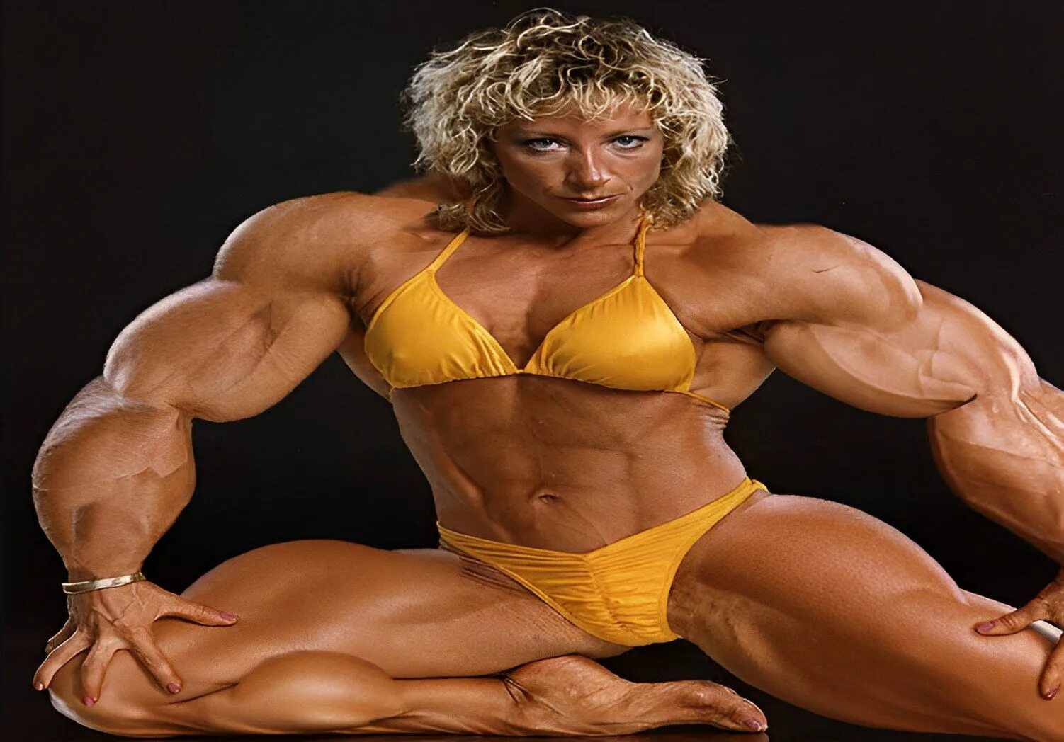 Накаченные девушки. Фбб. Мускулистые женщины. Aleesha young. Накаченная девушка блондинка.