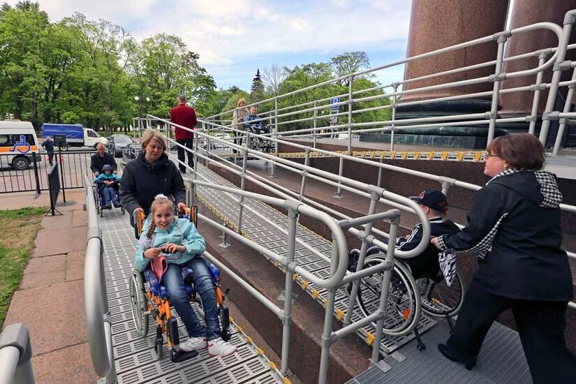 Выезд инвалида. Пандус для людей с ограниченными возможностями. Доступная среда для инвалидов колясочников.