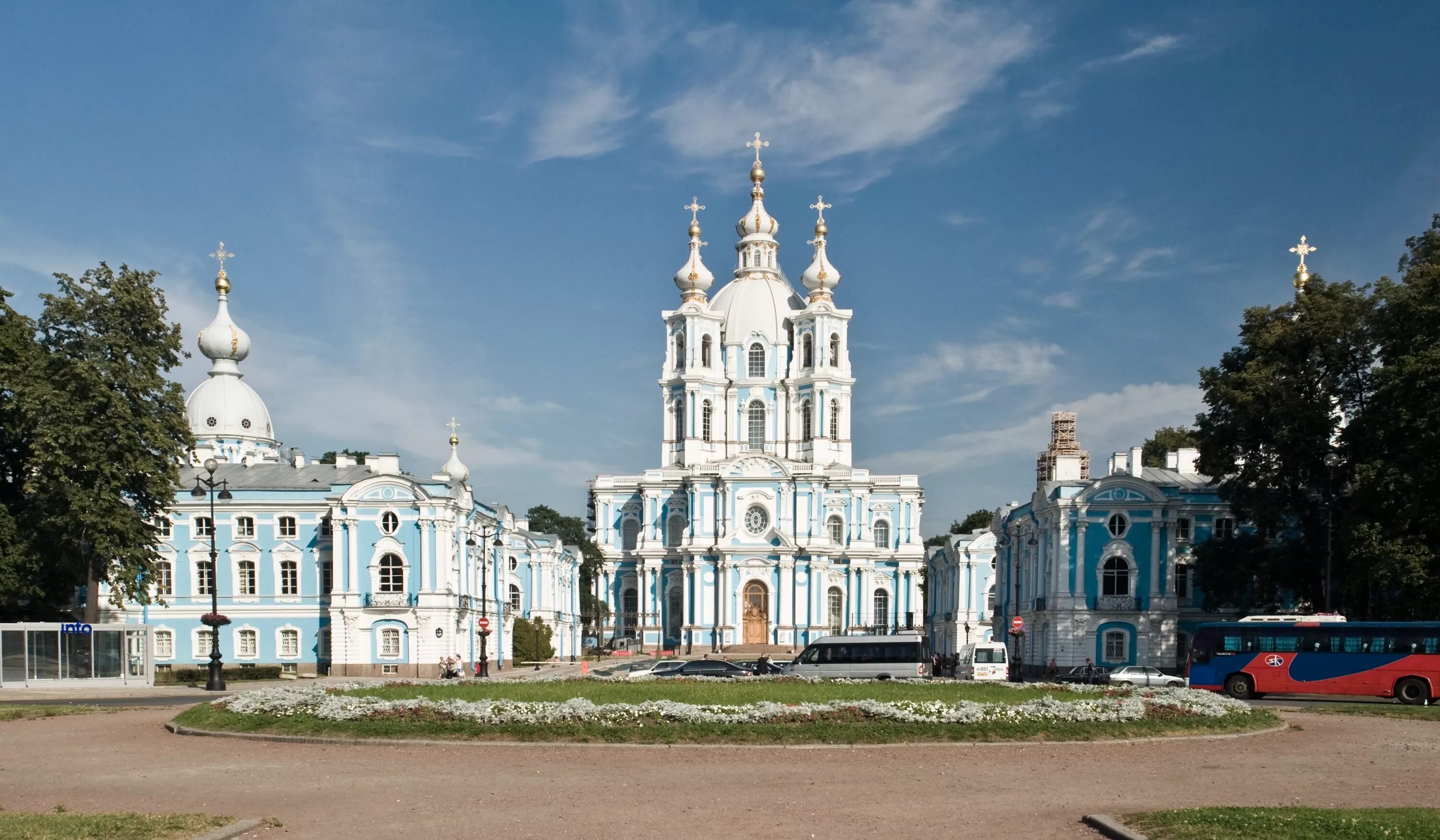 Смольный год постройки. Ансамбль смольного монастыря в санкт-петербурге. Здание смольного института кваренги. Сад смольного монастыря в петербурге. Смольный монастырь растрелли.