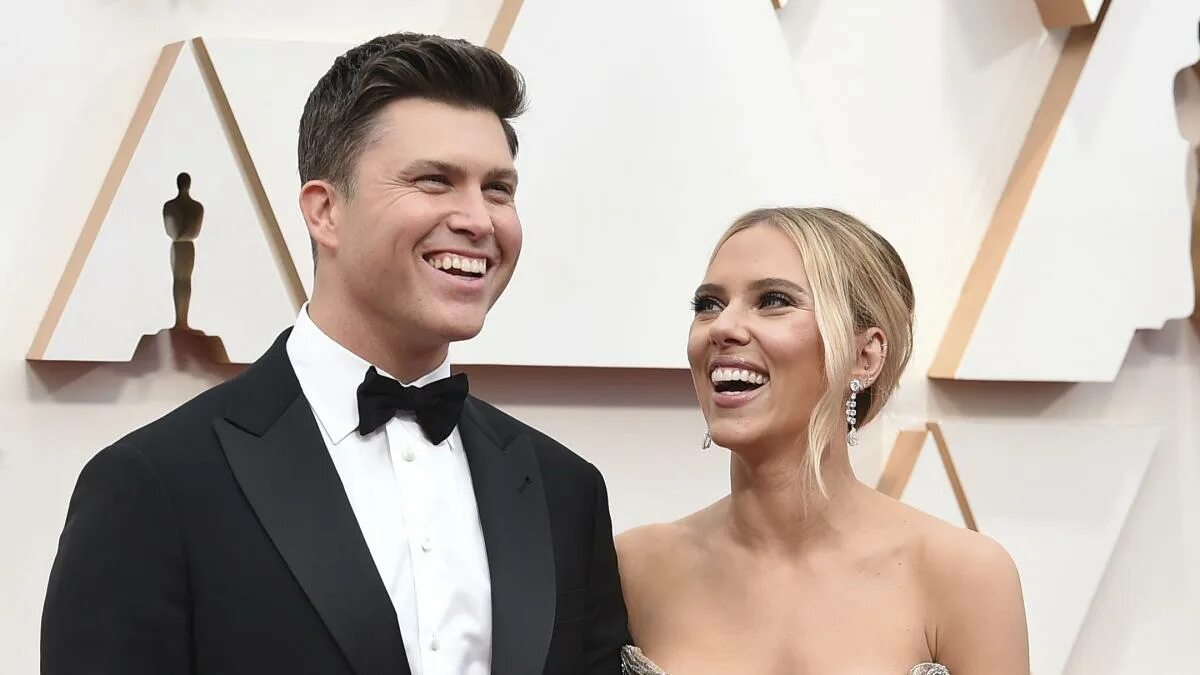 Колин жост комик. Scarlett johansson and colin jost kiss. Скарлетт йоханссон и колин жост. Скарлетт йоханссон и колин жост в повседневной жизни. Колин ферт и скарлетт йоханссон.