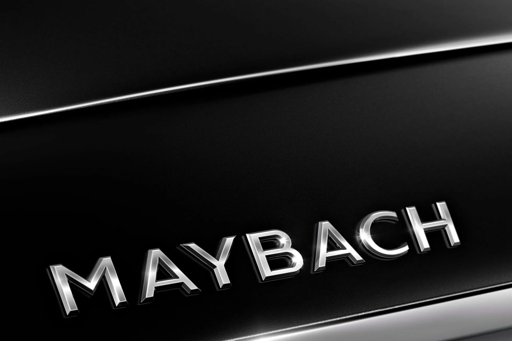 Maybach логотип. Надпись Майбах. Майбах знак на машине. Мерседес Майбах надпись. Знак майбах