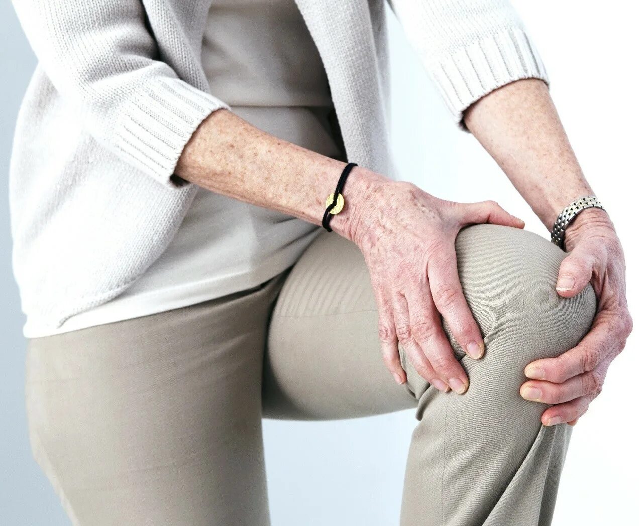 Лечение боли в коленях у пожилых людей. Суставы. Больное колено. Боль в суставах. Боль в колене.