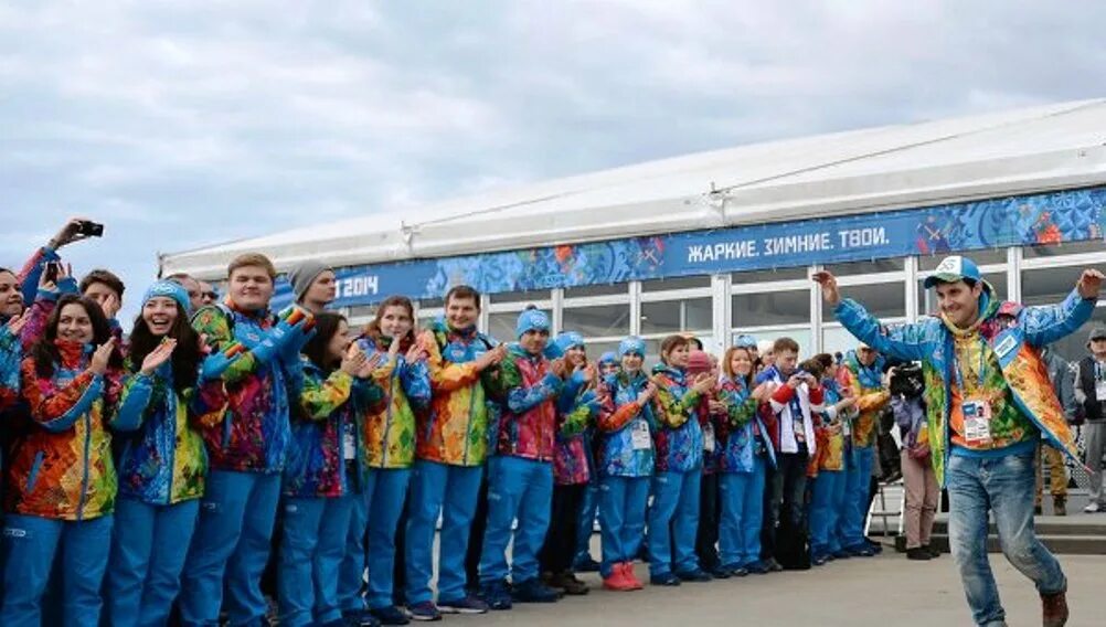 волонтеры на олимпиаде в сочи 2014. волонтеры на олимпийских играх в сочи 2014. волонтеры олимпиада 2014. волонтеры 2014. зимней олимпиаде в сочи волонтеры.