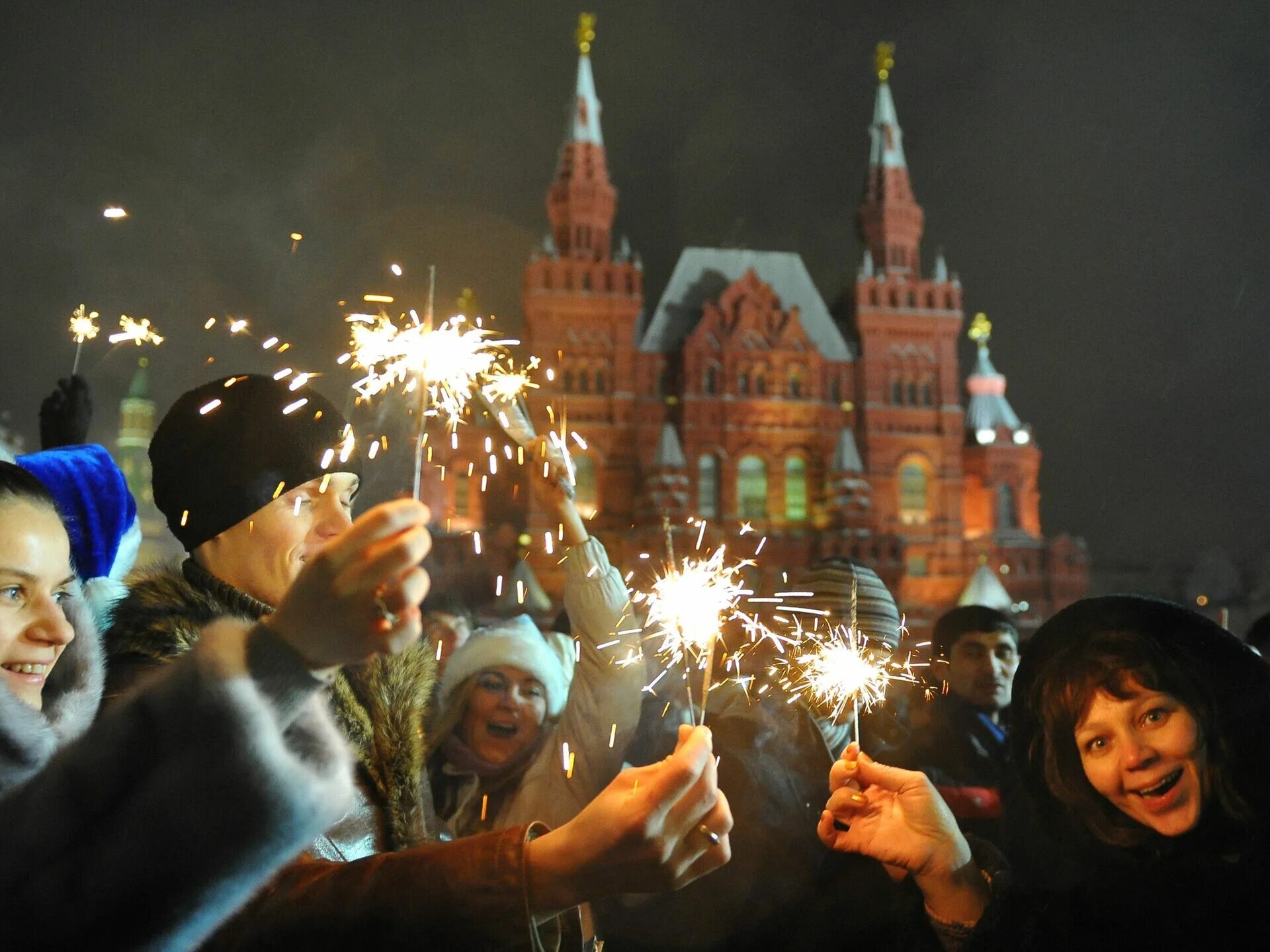 Новогодняя ночь праздник. Новый год в России. Празднование нового года в России. Праздник новый год в России. Новогодние каникулы.