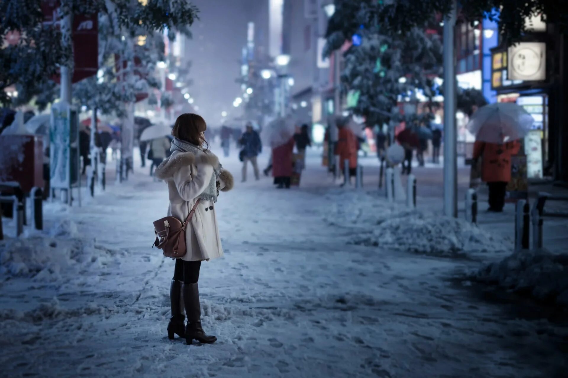 Зимняя улица. Люди в городе зимой. Зимний город. Девушка в заснеженном городе. Бредя по улице