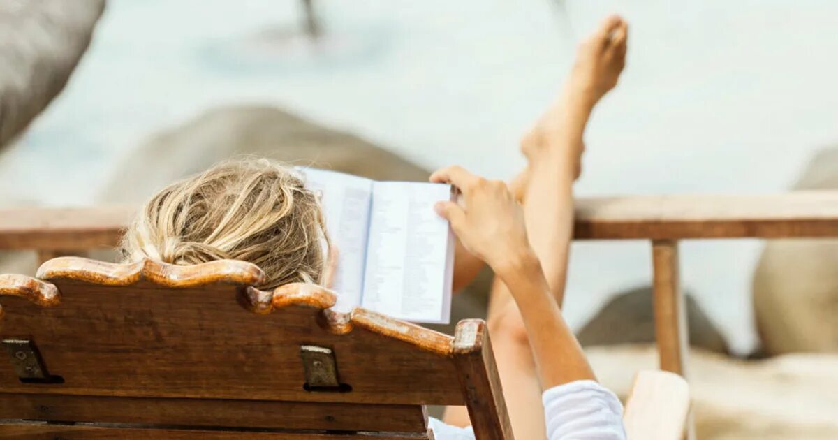 Мужчина на шезлонге. Отдых. Счастливая семья на море. Девушка на шезлонге. Совместный семейный отдых.