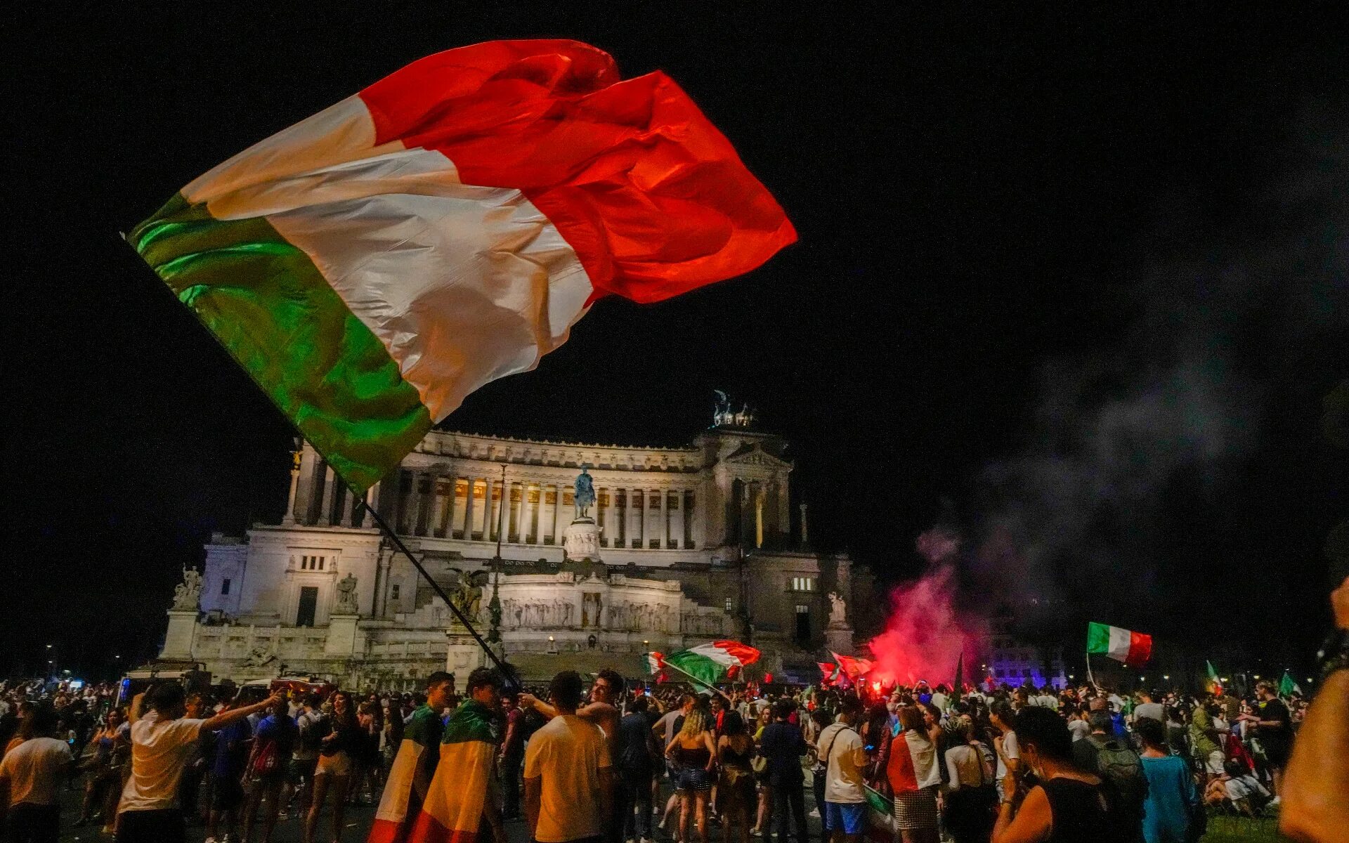 Праздники в Италии. Итальянские праздники. Италия празднует победу на евро. Сборная Италии победа.