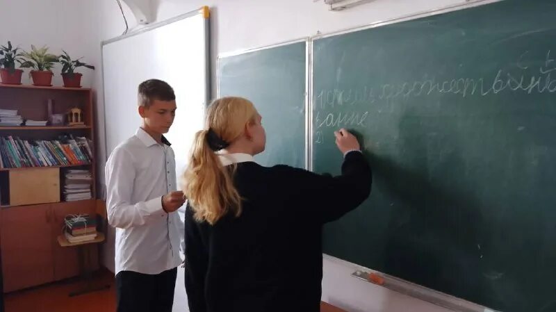 основная школа 21. основная школа 21. ученики помогают друг другу. отборочный тур в классе. школа 10 чапаевск.