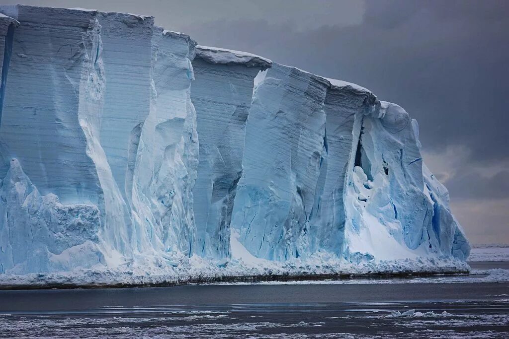Большой остров покрытый льдами. Ледник Росса в Антарктиде. Шельфовый ледник Росса таяние. Антарктида шельфовый ледник Росса Айсберг. Ледник Туэйтса ледники Антарктиды.