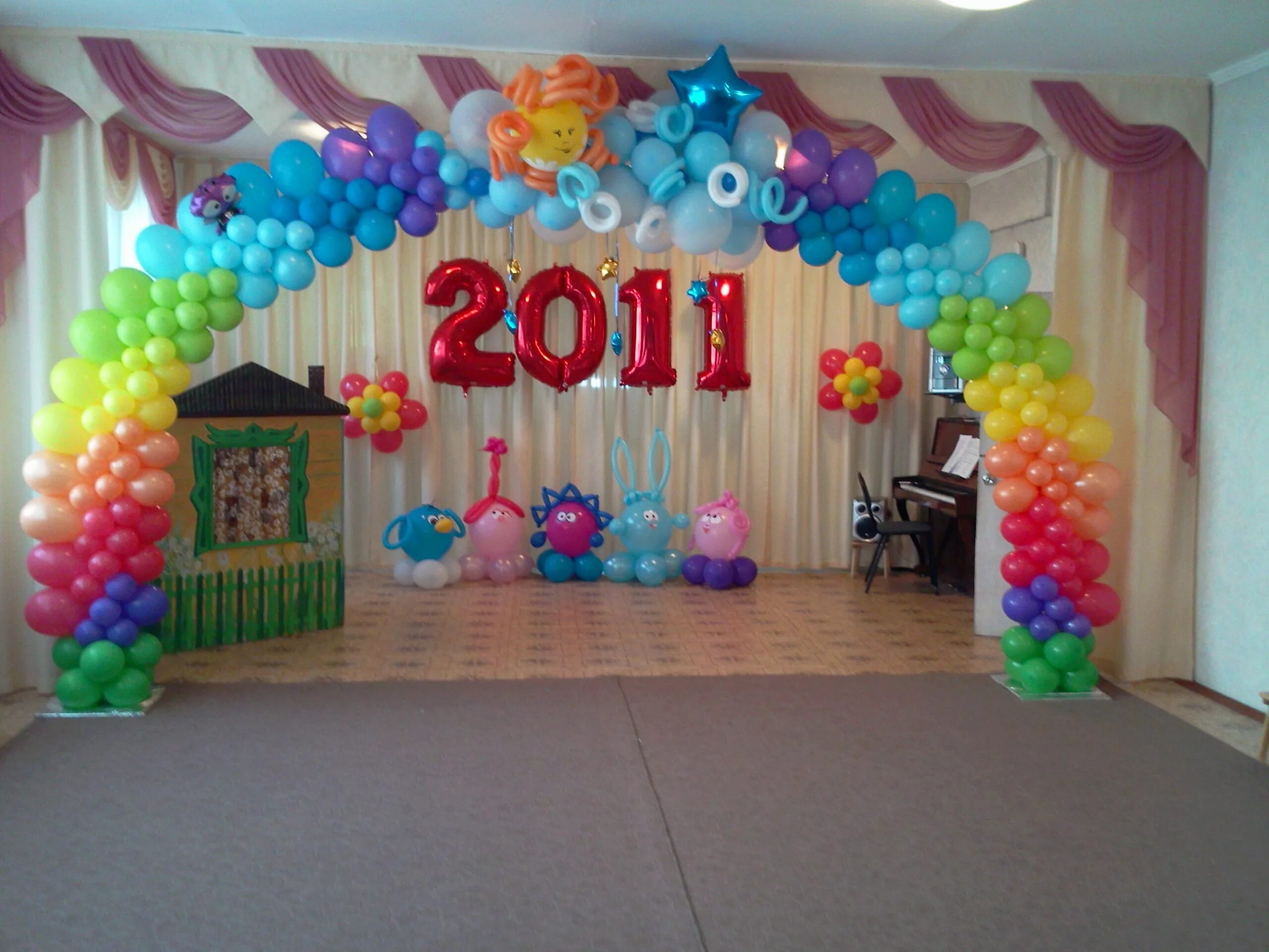 украшение шарами в детском саду. украшение зала на выпускной в садике. украсить шарами выпускной в детском саду. украшение зала на выпускной в саду. украшениедетского сала.