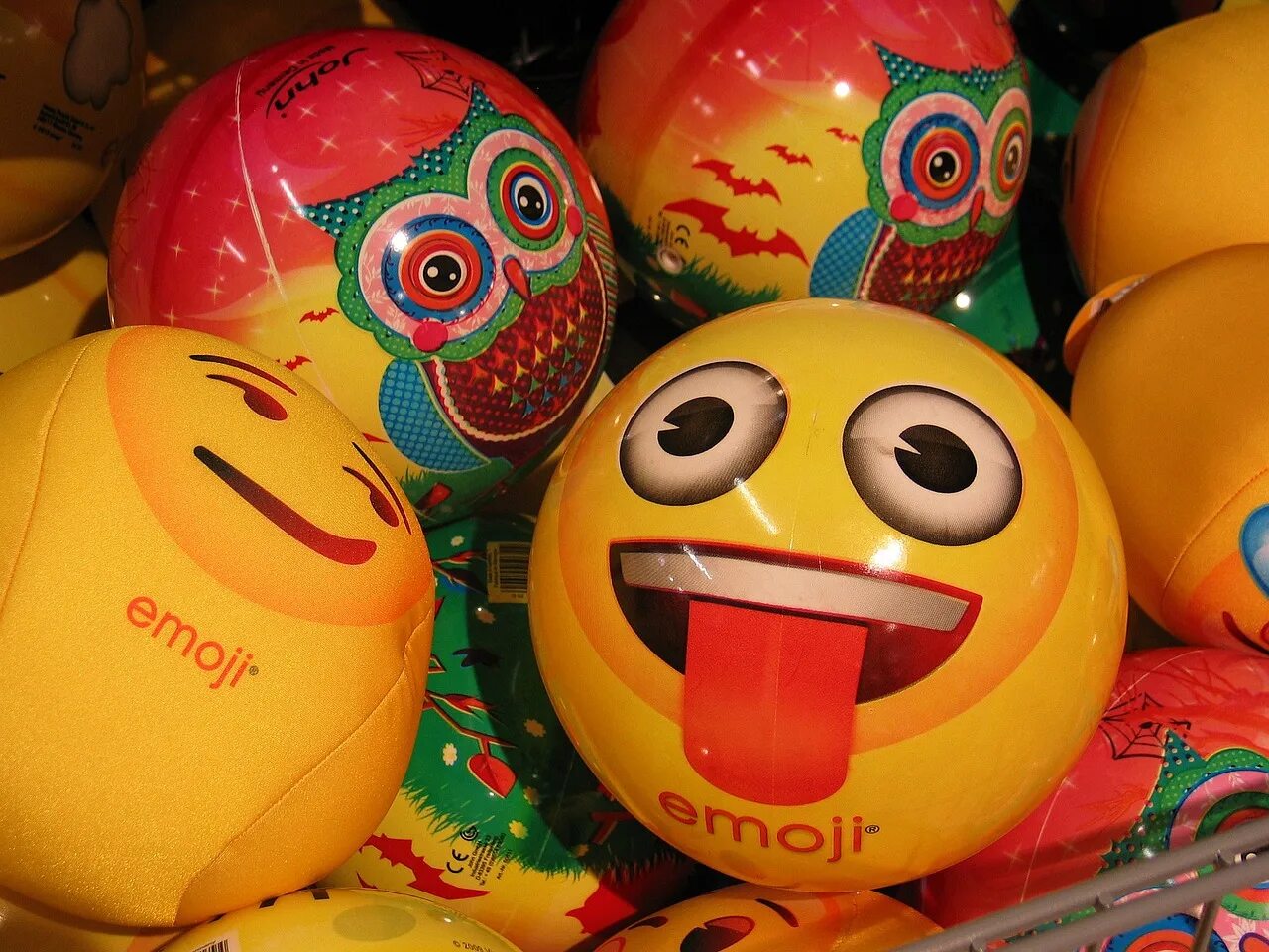 Футбольный мяч прикол. Смешной мяч. Забавный мяч. Мяч детский. Забавный мяч.