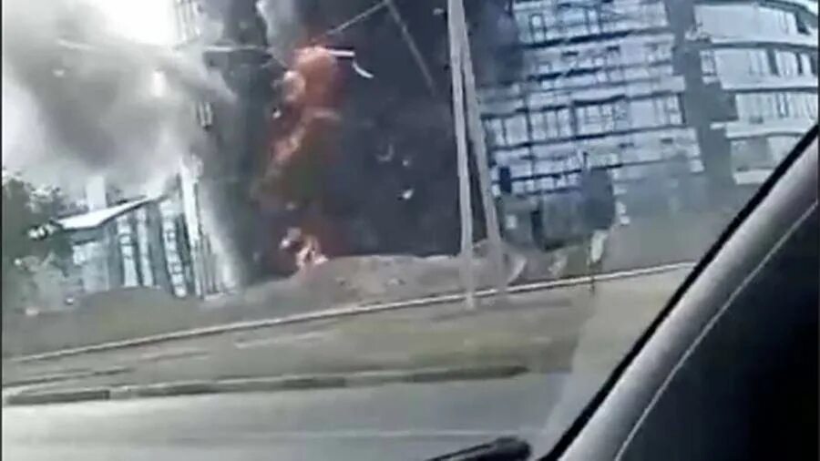 На олимпийской сгорело 2 машины. Что случилось в воронеже утром. Что случилось в воронеже утром. Пазик взорвался в воронеже. Что случилось в воронеже утром.