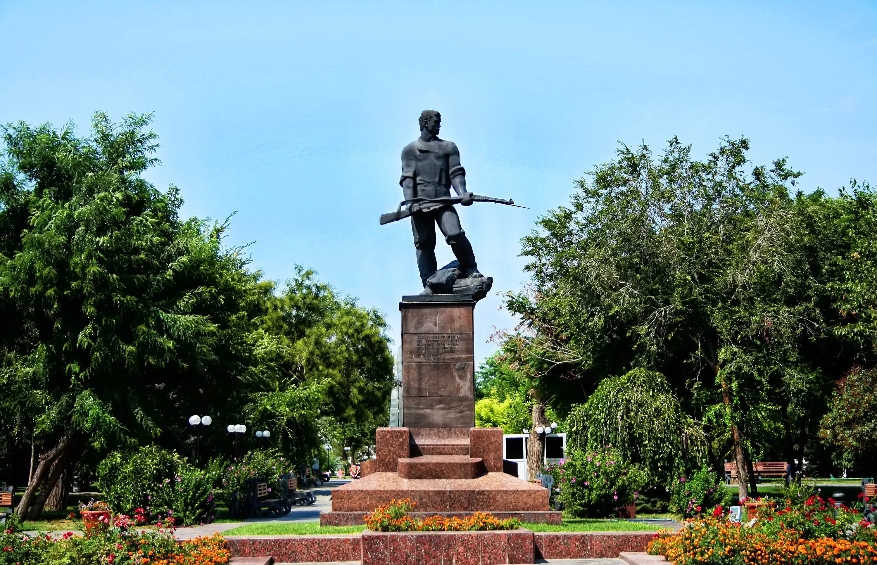 Памятники культуры астраханской области. Братский сад Астрахань памятник. Памятник Александру 2 в Астрахани. Памятник рабочий с винтовкой Астрахань. Астраханский памятник в Братском садике.