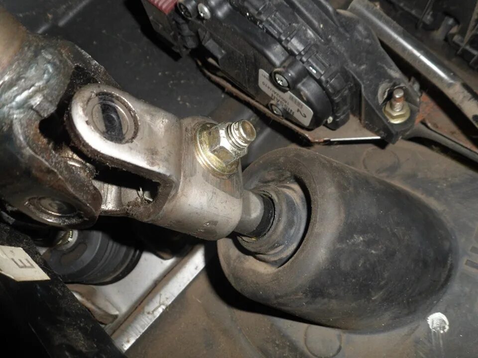 Замена рулевого кардана. Рулевой кардан шевроле трекер. Mitsubishi pajero 1998 крестовина кардана рулевого вала. Как стучит телескопический кардан рулевого колеса мерседес s amg 63. Гранд витара рулевая крестовина 2009.