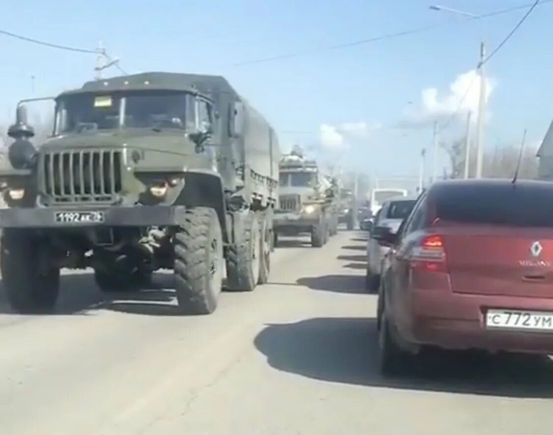 Колонна военной техники. Российская Военная колонна. Колонна Российской техники. Колонна техники русский войск на Украине.