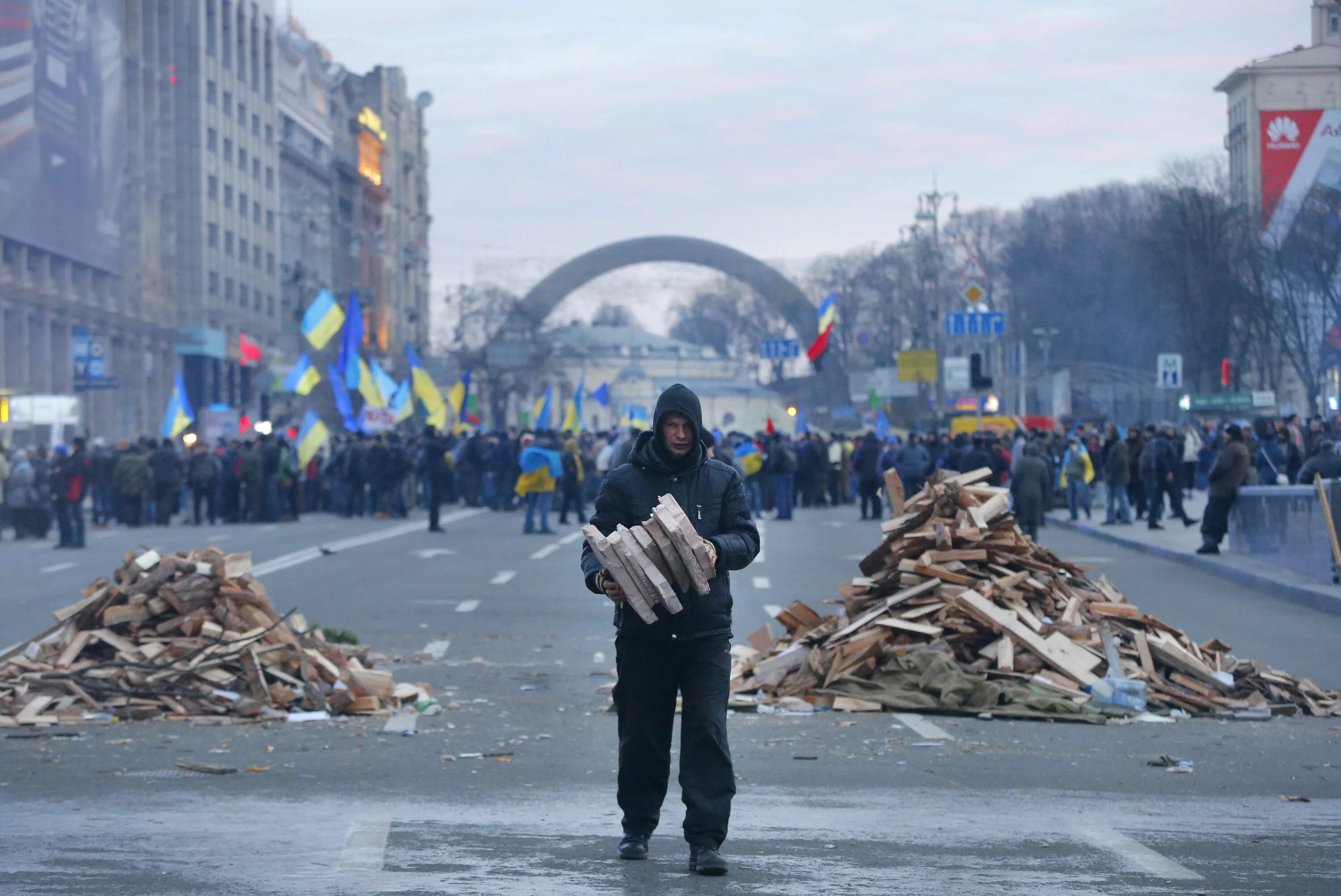 Мир на грани кризиса. Политический кризис на Украине (2013-2014). Майдан Украина 2013. Майдан в 2014 Украине разруха. Политический кризис на Украине 2013.