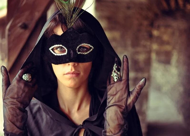Фото жены маска. Девушка в маске. Красивая девушка в маске. Девушка в карнавальной маске. Аватар женщина в маске.