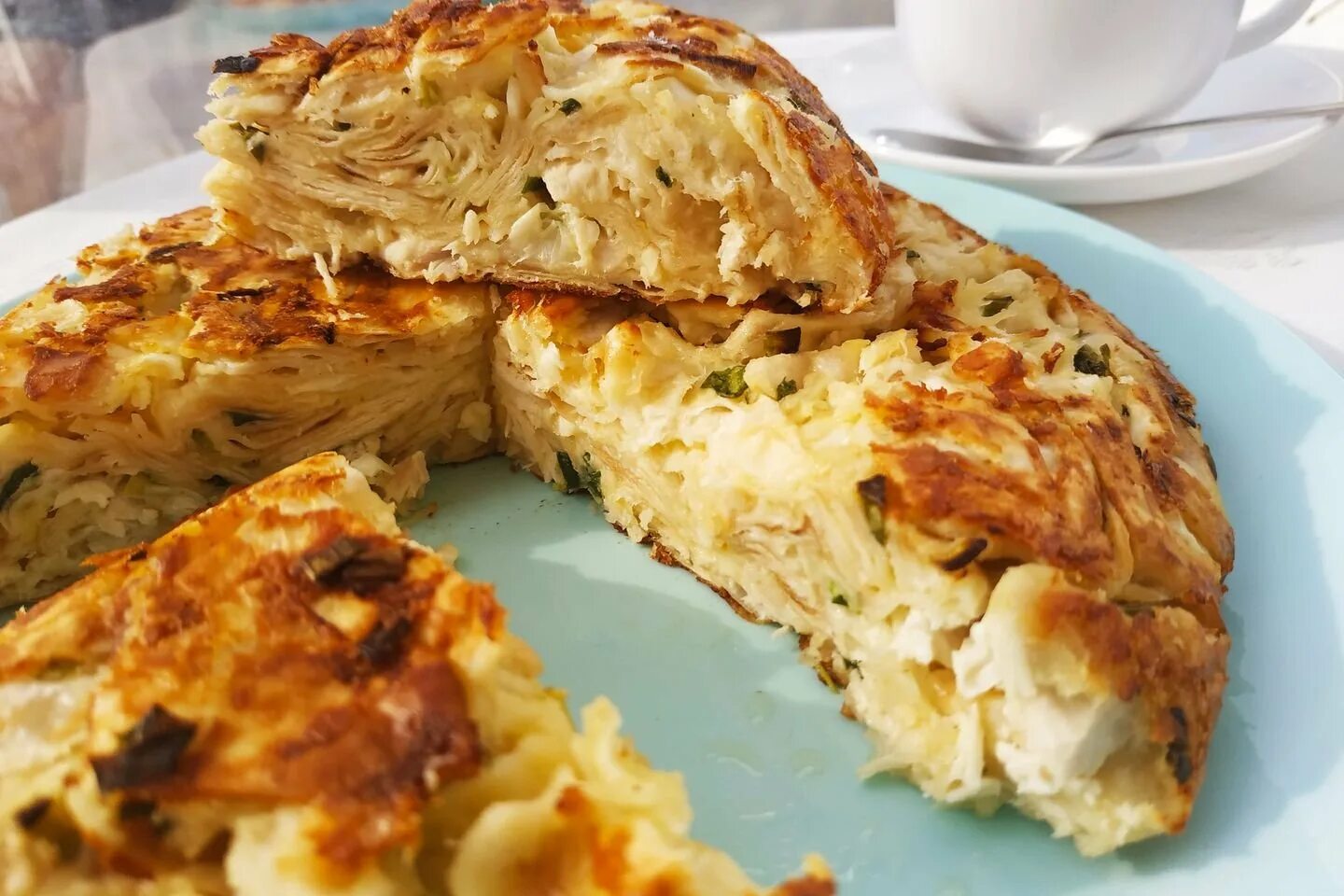 Ачма из лаваша с сыром в духовке. Пирог из лаваша с сыром. Сырный пирог из лаваша с зеленью. Пирог из лаваша. Пироги из лаваша пошагово.