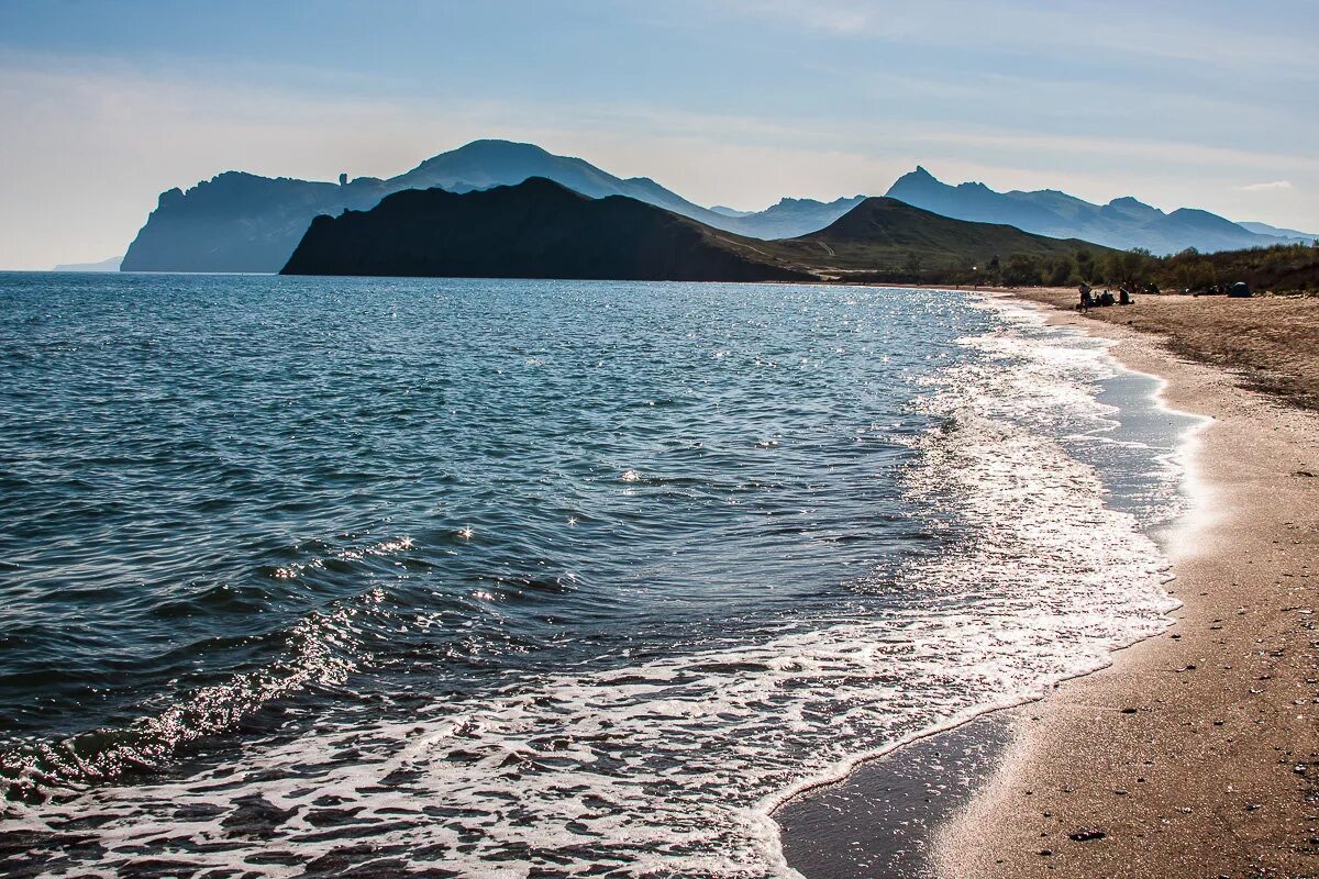 Тихий пляж. Тихий пляж. Пляж тихая бухта крым. Пляж тихая бухта. Песочный пляж в коктебеле.