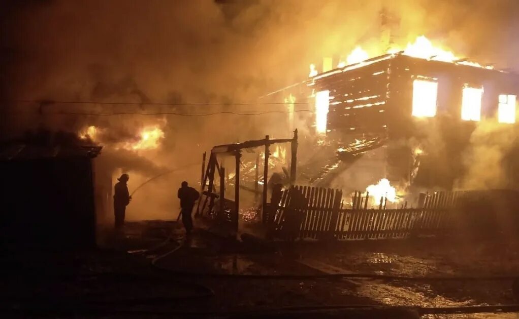 Пожар в доме дали. Пожар в Москве 2021. Пожар в деревянной Москве. Пожар в Костроме на Шагова. Пожар в пармезане.