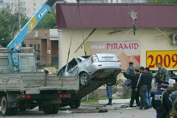 Эвакуация автомобилей Грозный. Взрыв на Центральном рынке Грозного. Теракт в Грозном ноябрь 2018. Взрыв дома правительства в Грозном 2002. Теракт в пятницу