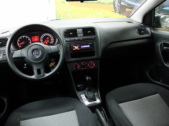 Фольксваген поло 2011 салон. Vw polo 2011. Салон поло 2011. Volkswagen polo хэтчбек 2011 салон. Салон поло седан 2011.