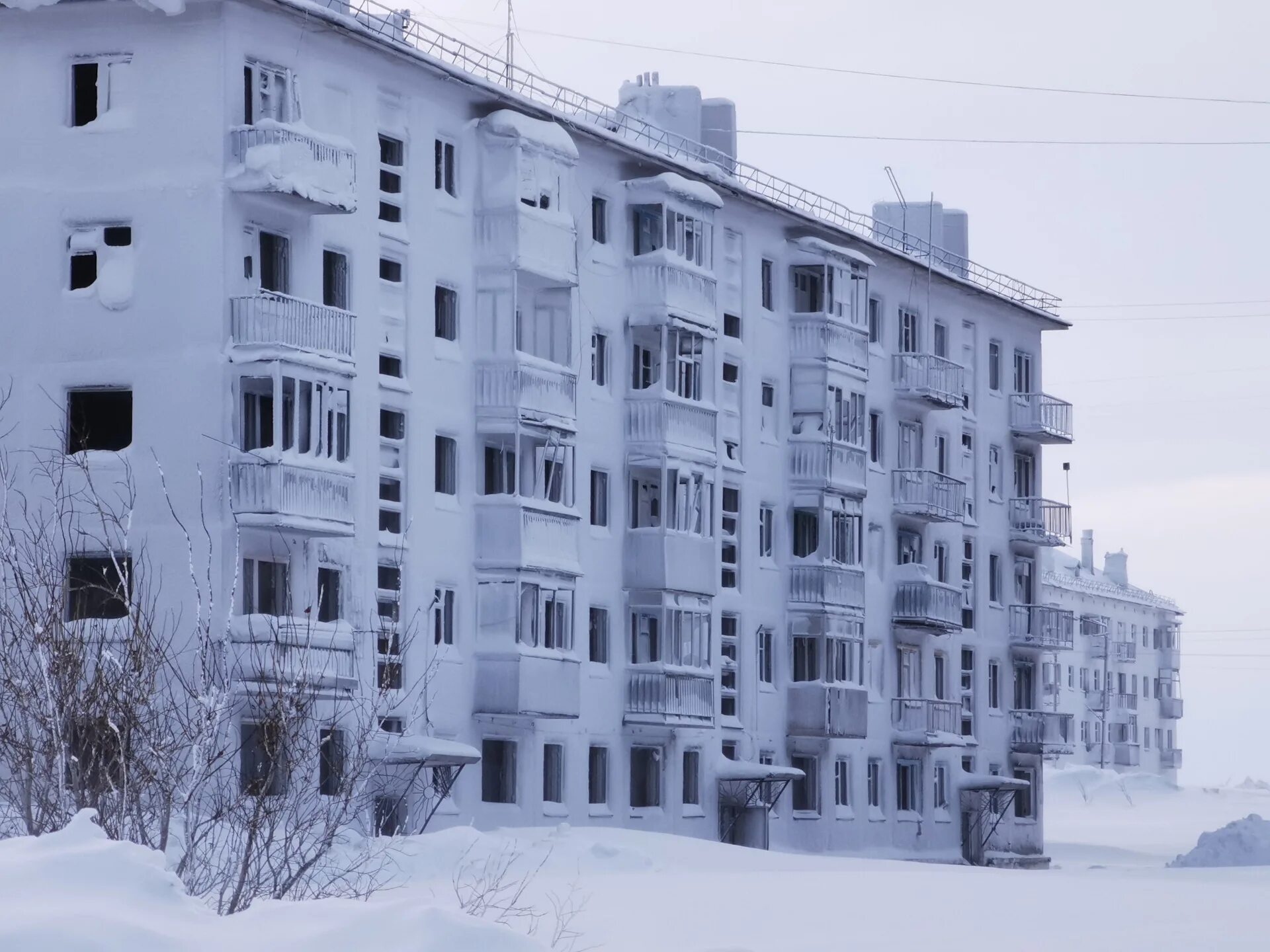 Военные дома. Воркута заброшенный поселок Заполярный. Воркута город призрак зимой. Поселок Заполярный Воркута сейчас. Воркута 2021 Заполярный.