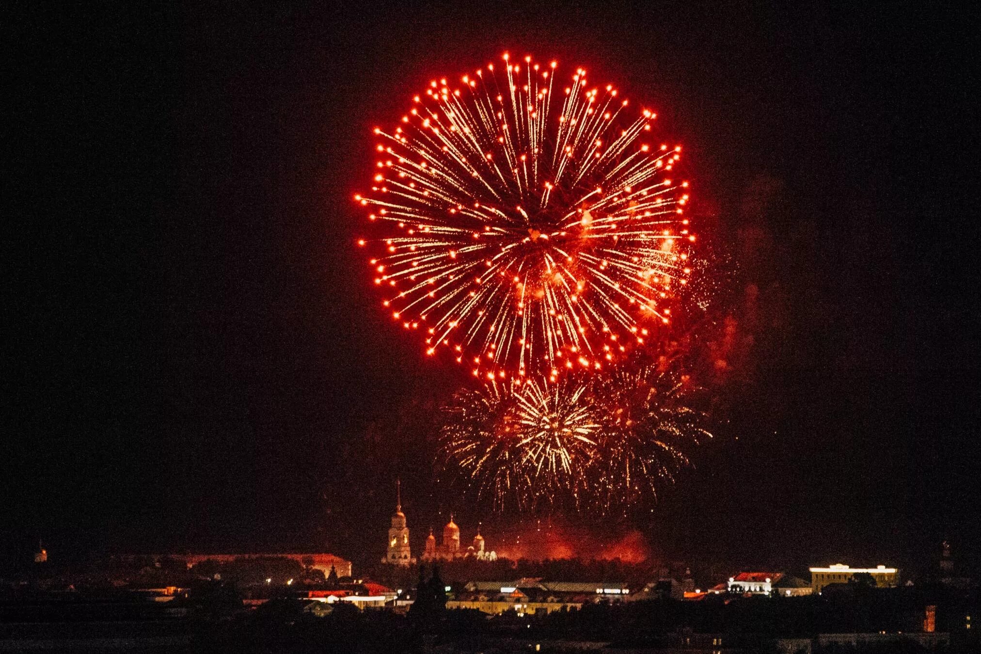 День рождения города владимира. Салют на день города. фейерверк владимир 2025. салют &quot;красная площадь&quot;. с днем города.