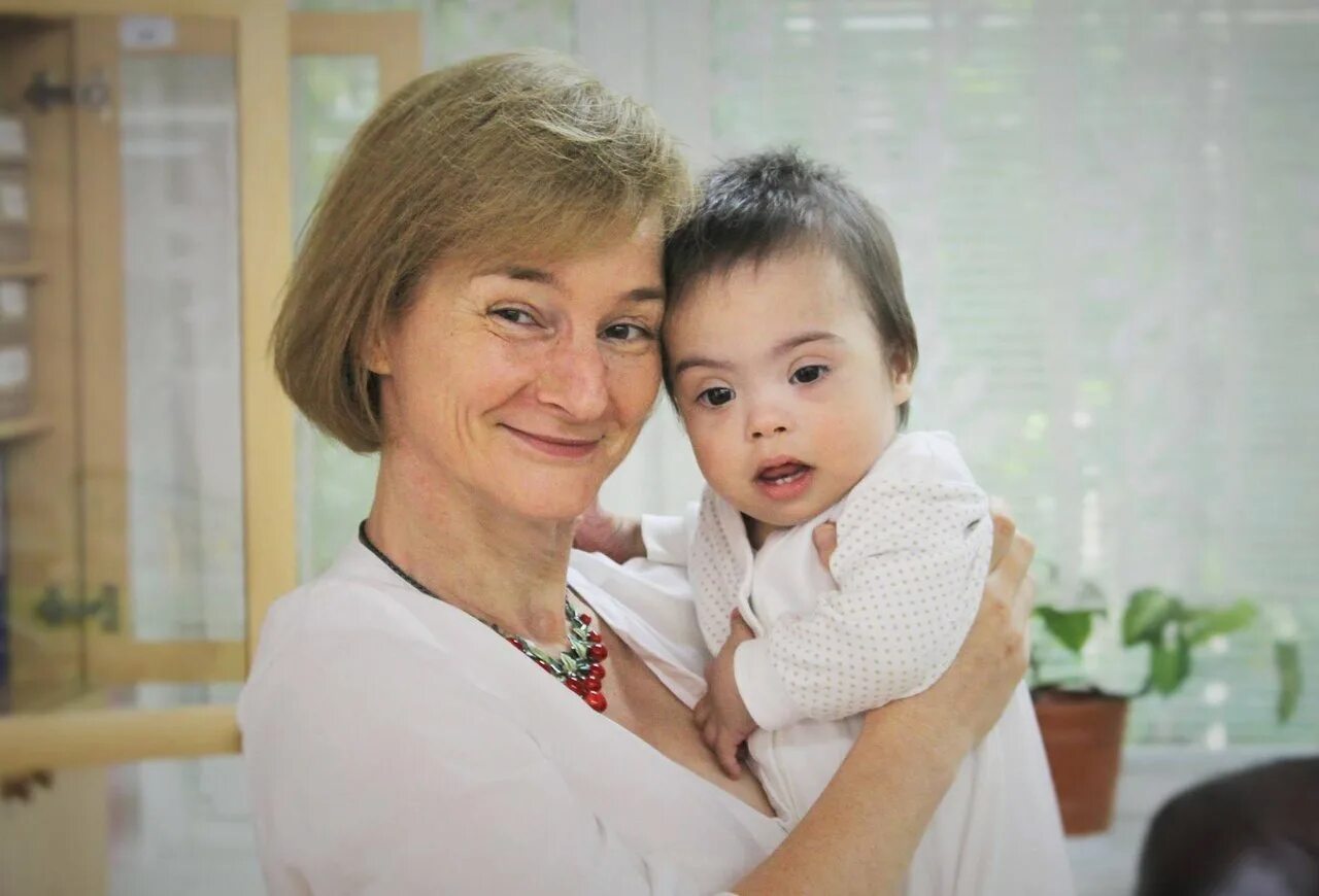 Синдром родителя. Дети дауны с родителями. родители детей с синдромом дауна. медики и дети с синдромом дауна. мама с ребенком дауном.