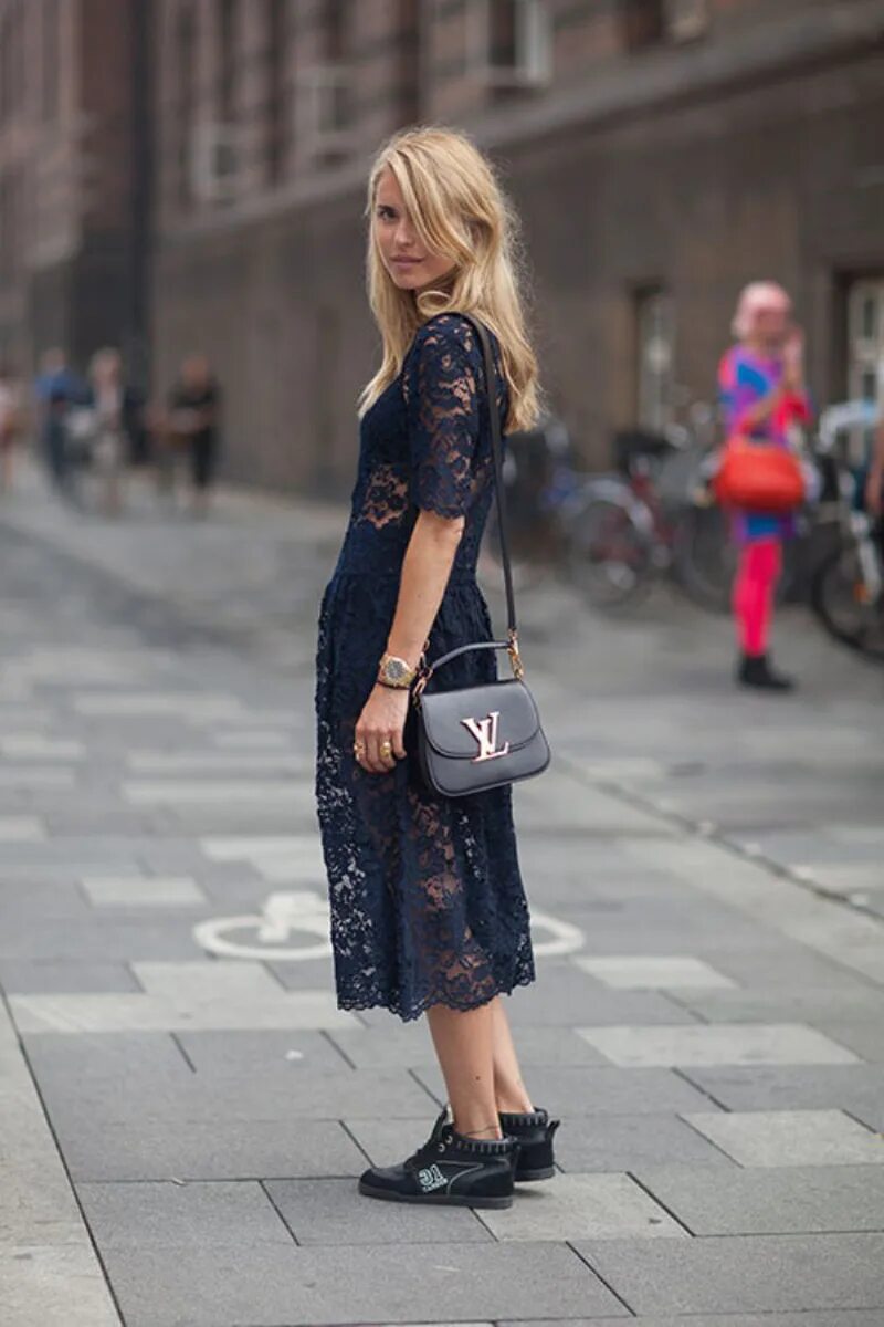 с какими ботинками носить платья. платье с массивными ботинками. сапоги челси хлое образы. шифоновое платье с грубыми ботинками. тотал блэк лук 2020.